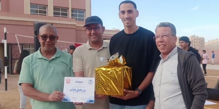ثانوية الشرف تكرم نجم الكوكب المراكشي لألعاب القوى البطل عبد العاطي الكص