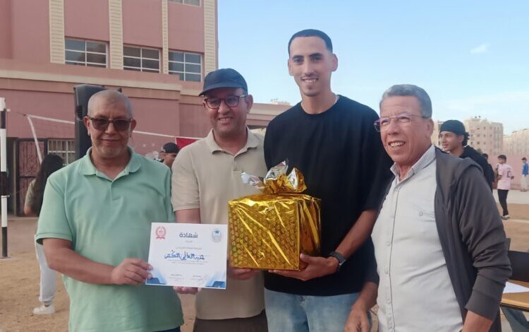 ثانوية الشرف تكرم نجم الكوكب المراكشي لألعاب القوى البطل عبد العاطي الكص